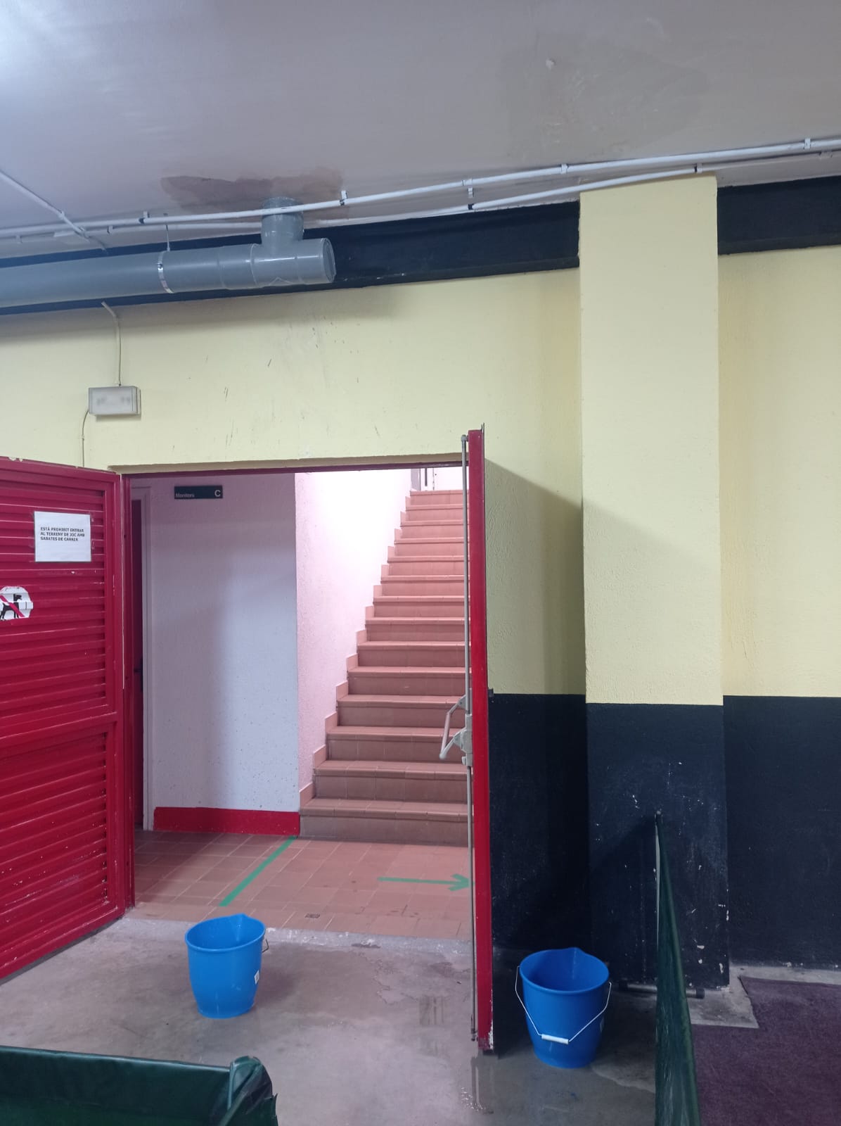 Imatge pels mitjans: Solucionar les goteres del local club tennis taula sallent